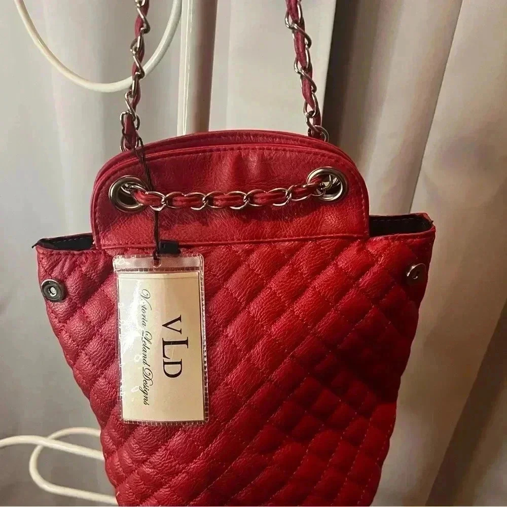Victoria Leland designs red quilted rosette crossbody bag - Picture 4 of 7